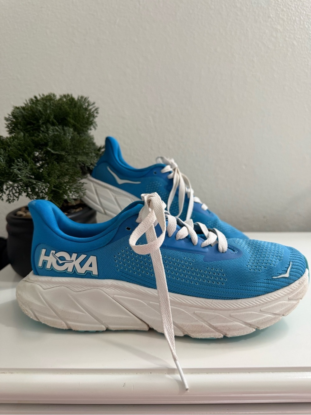 Hoka Arahi 7 men size 7 Athletic Shoes Blue and White